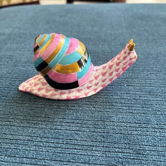 Herend lavender fishnet snail with multicolor shell 15520 - Picture 3 of 7